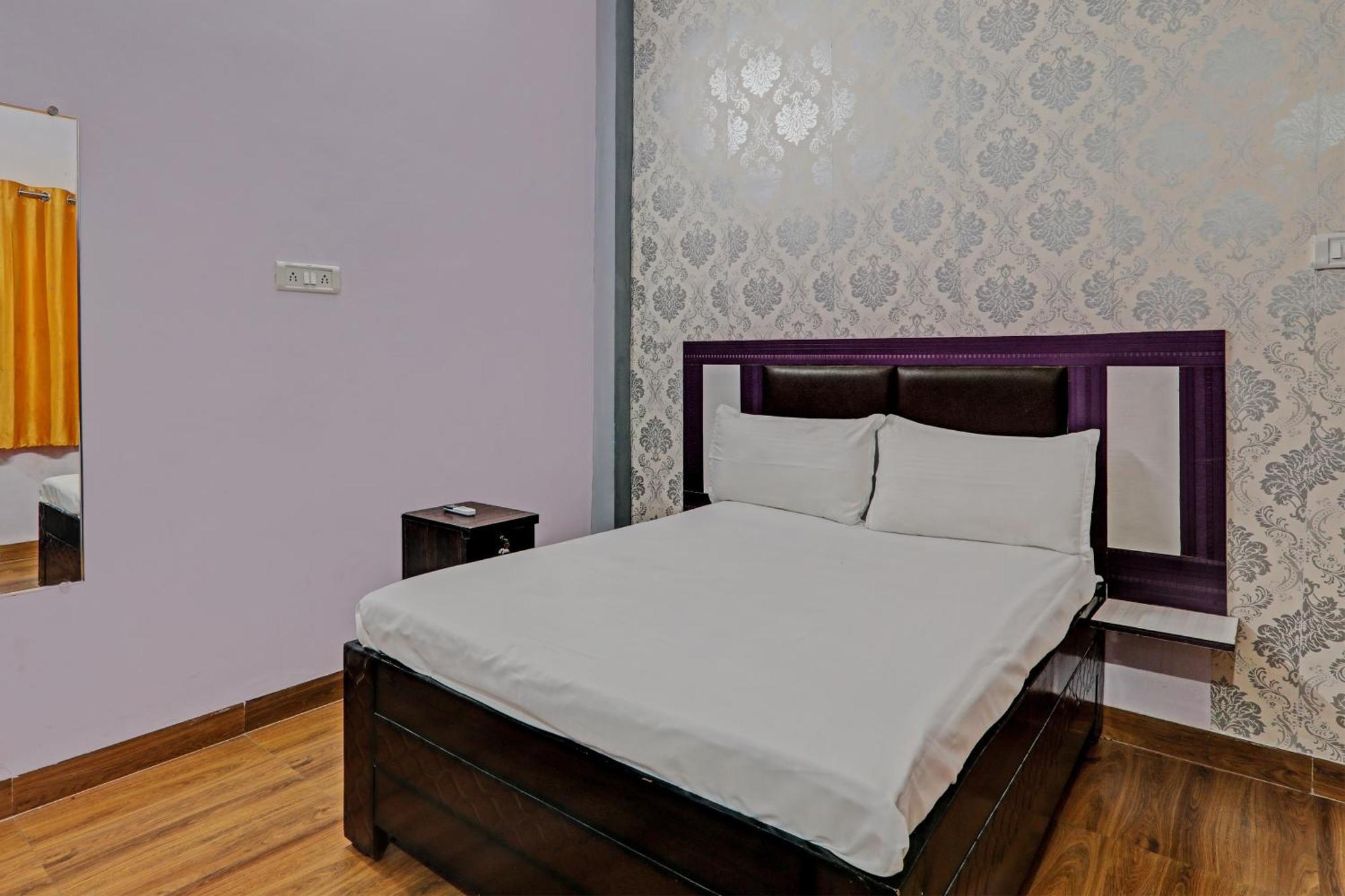 Oyo Hotel Crown Lucknow Exterior foto
